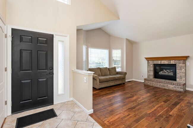 Building Photo - Beautiful 3-Bedroom Home with 2.5 Baths in Picturesque Highlands Ranch – Spacious 2005 Sq. Ft. Gem!