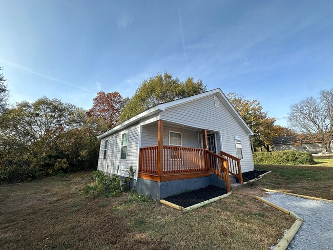 Building Photo - 121 Forest St