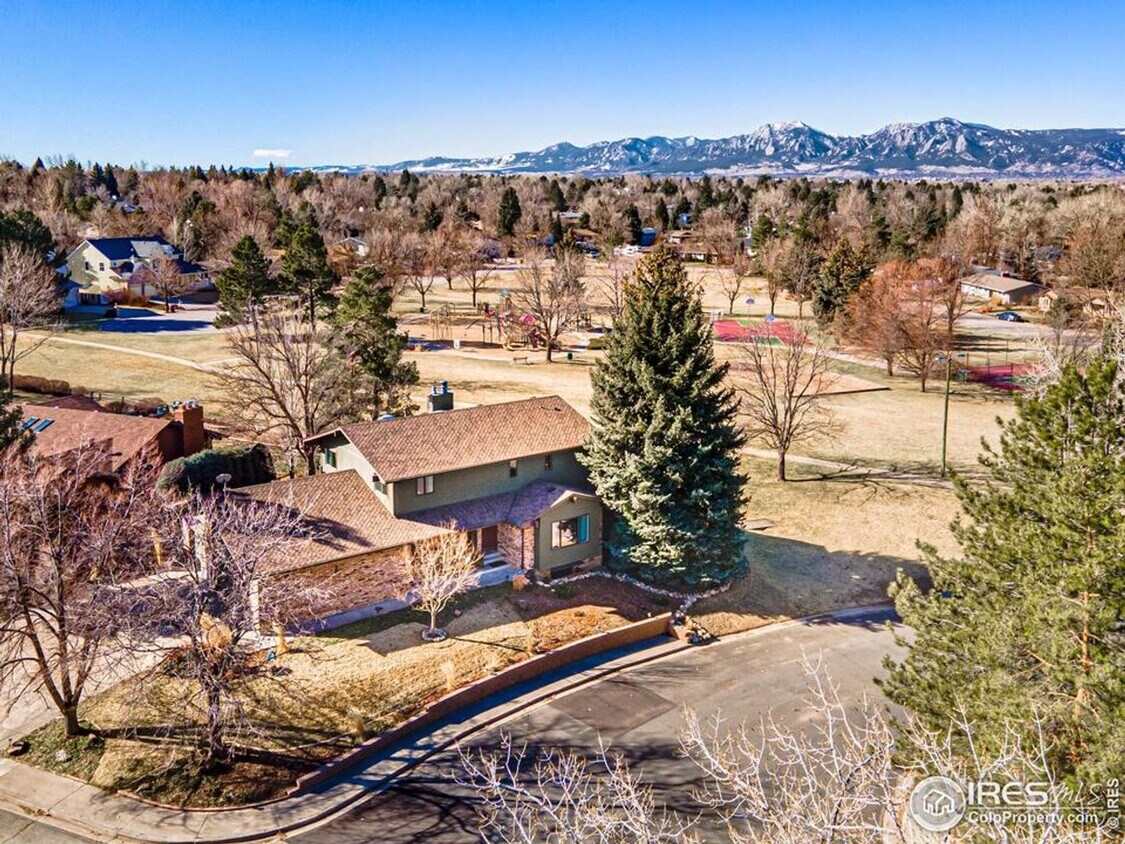 Primary Photo - "Exquisite 5-Bedroom Retreat with Mountain...