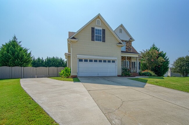 Building Photo - Gorgeous 4 BR, 2.5 BA home with the Master...