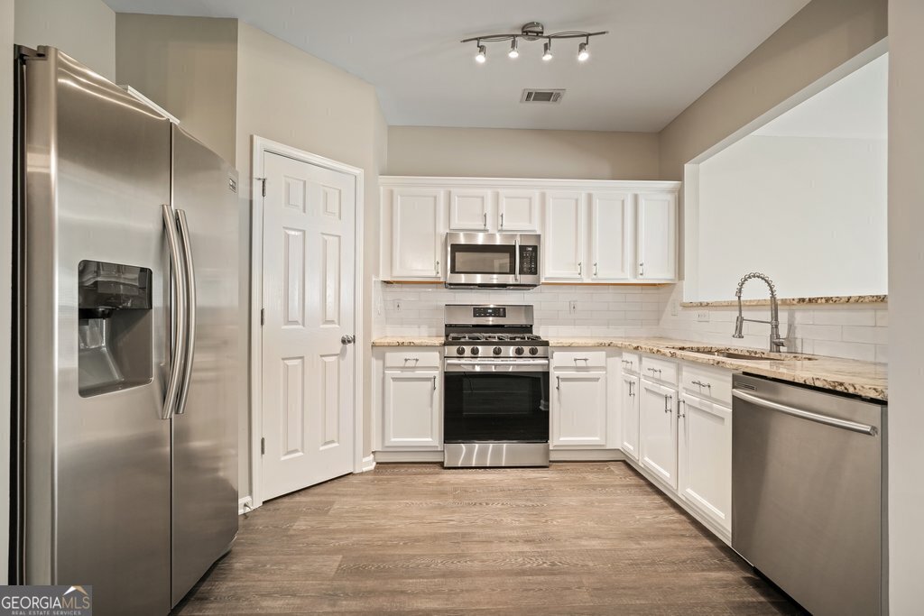 Foto principal - 2045 Lakeshore Overlook Dr