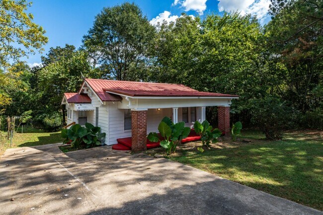 Building Photo - Fall in Love with This Hidden Gem Off Eastern Valley Road!