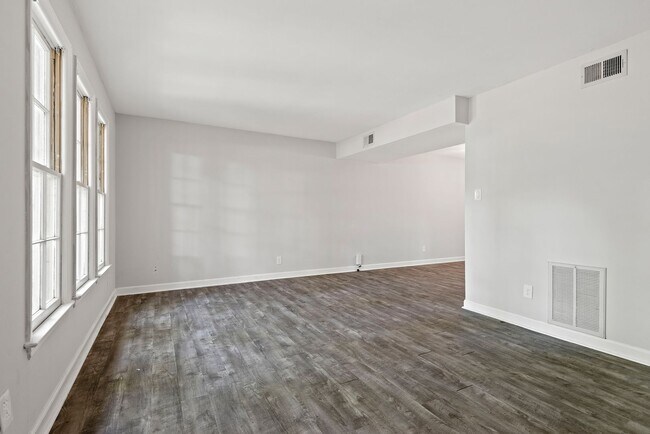Building Photo - Raleigh 2bedroom 1.5 bathroom townhome- Av...