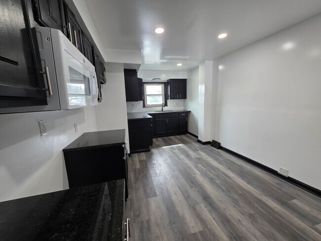 Building Photo - Fully Updated 3 bedroom 1 bath house for in the South Side Slopes!