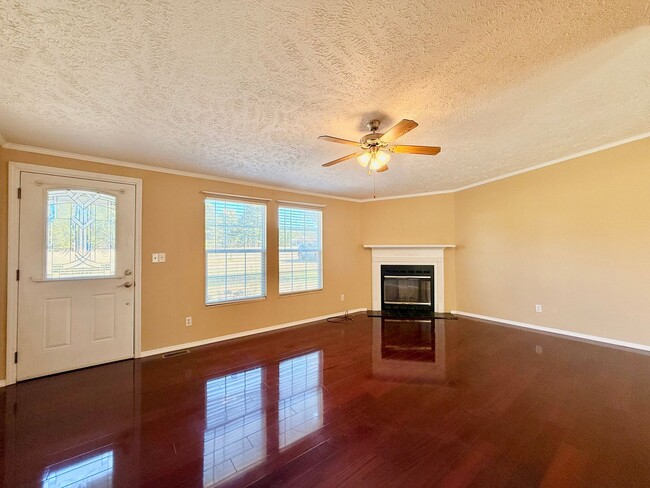 Foto del edificio - Lovely spacious home-3 bedroom-2 bathrooms-all appliances