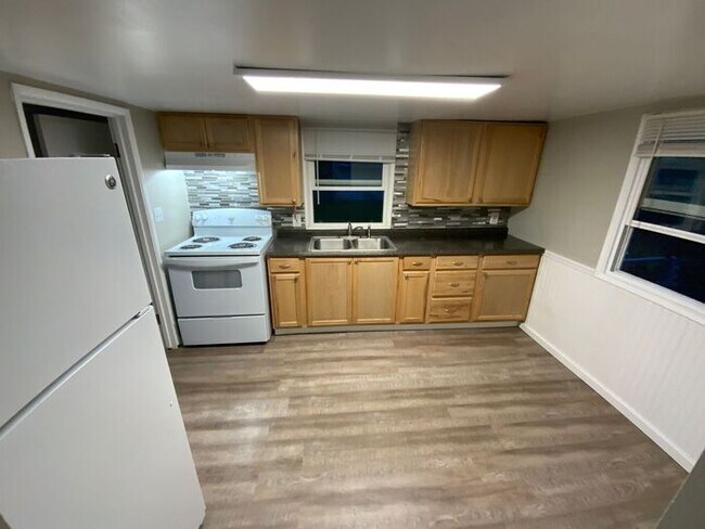 Building Photo - AVAILABLE NOW!! South Tacoma 1bdr DUPLEX w...