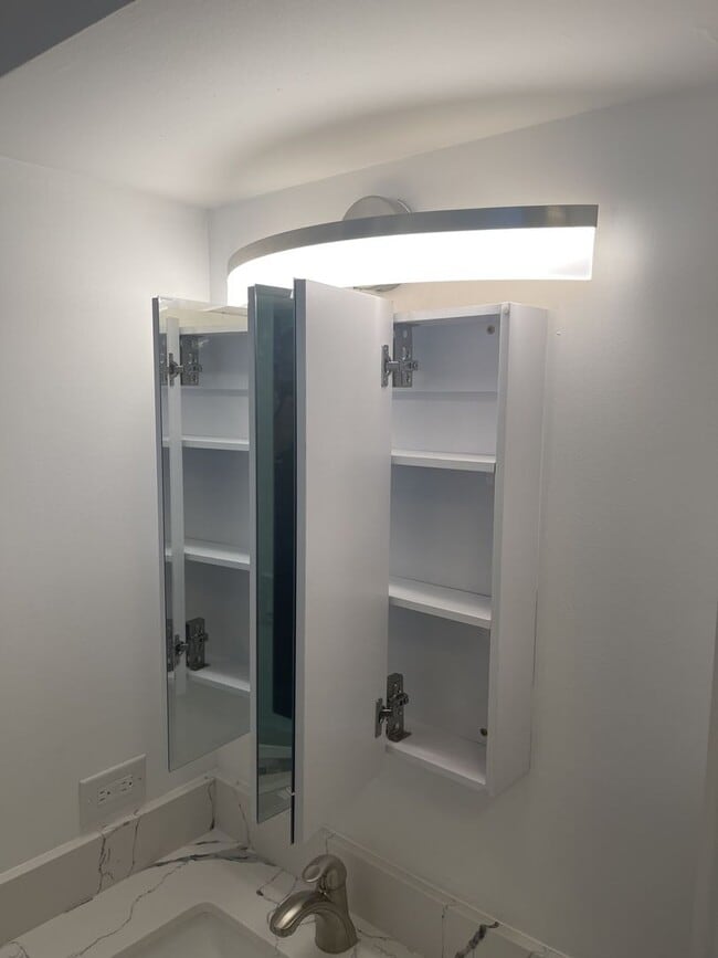 Building Photo - Fully renovated studio, 824 Kinau st