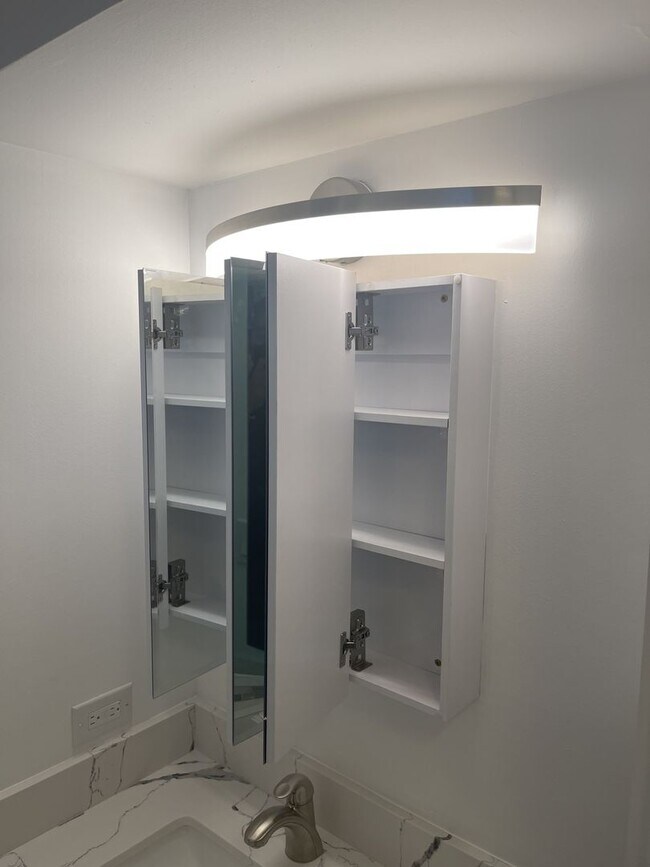 Foto del edificio - Fully renovated studio, 824 Kinau st