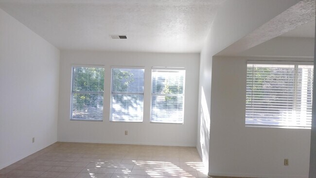 Building Photo - 2509 Twin Buttes Dr NE