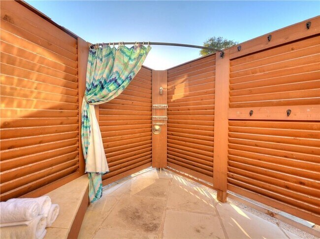 Foto del edificio - 208 Raindance Cove