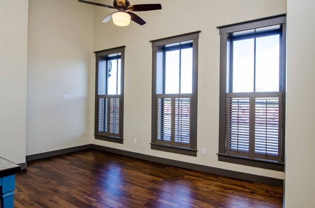 Foto del edificio - C Street Loft Available Now!