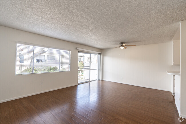 1BR, 1BA - 657 SF - Torrance Gardens