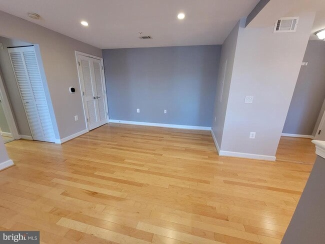 Building Photo - 4151 S Four Mile Run Dr