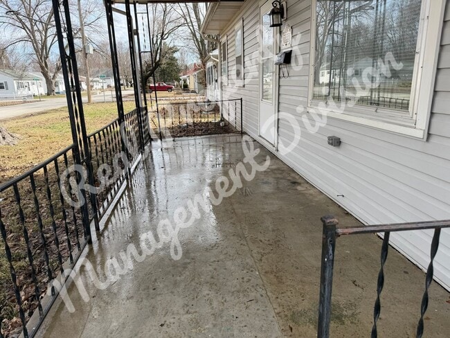 Building Photo - 2 Bed / 1 Bath + Office | Fenced Yard | 2-Car Garage | Quiet Street