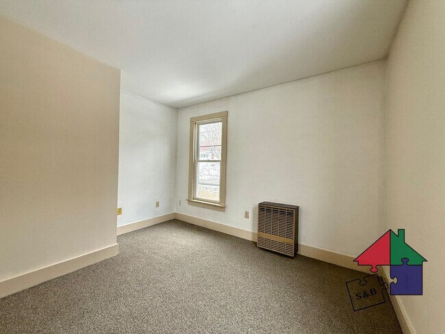 Building Photo - 19 Meadow St