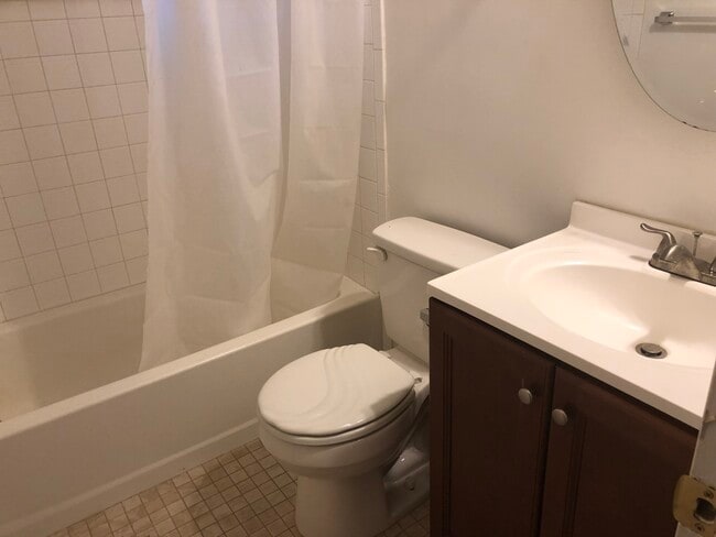 Building Photo - 528 Kuethe Rd NE