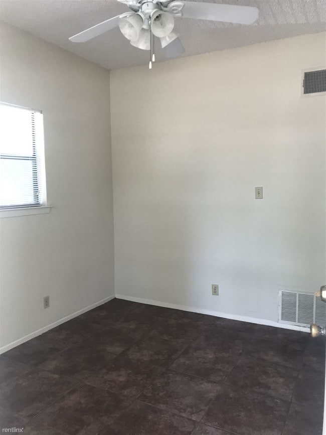 Building Photo - 1 br, 1 bath  - 621 W 37th St Unit 105