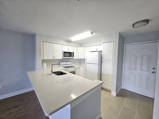 Building Photo - 14036 Fairway Island Dr