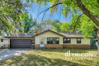 Building Photo - 600 Manor Dr NE
