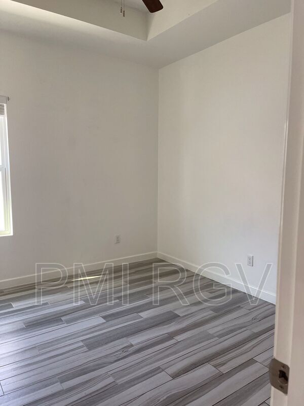 Foto del edificio - 806 W Carmel Ave