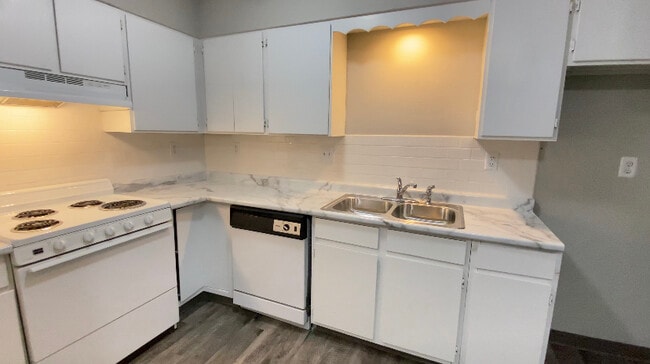 Kitchen - Fontainebleau Apartments