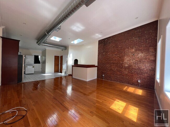 Building Photo - NO FEE/LOFT/HIGH CEILINGS/SKYLIGHTS/DISHWA...