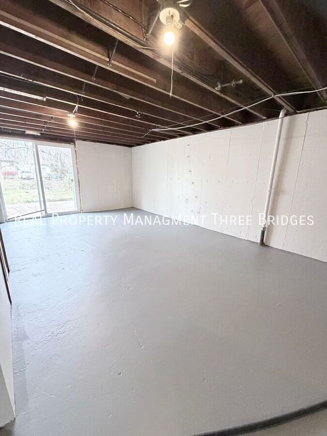 Building Photo - 241 Flora Dr