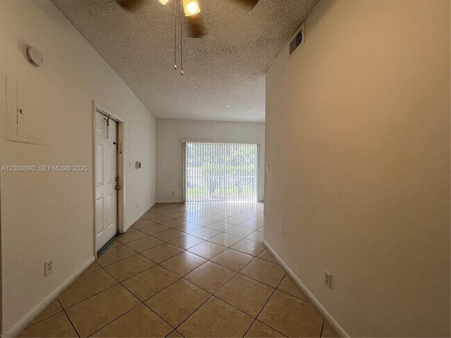 Foto del edificio - 661 Cypress Lake Blvd