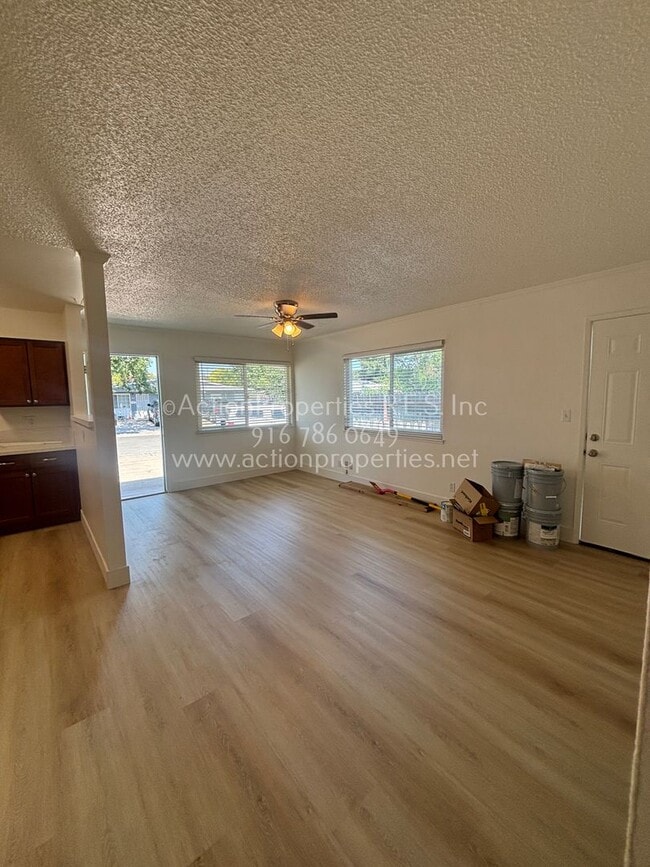 Building Photo - 2 Bedroom Duplex, all new, Central Heat an...