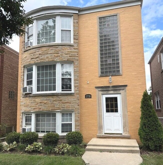Building Photo - 2718 W Balmoral Ave