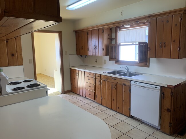 Building Photo - 555 E 300 N