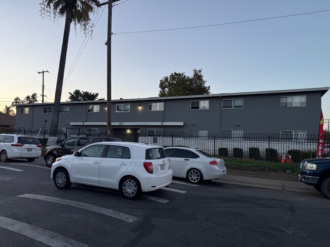 Foto del edificio - 1523 Los Robles Blvd