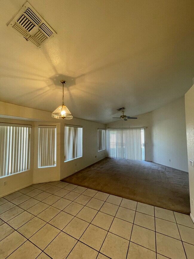 Foto del edificio - Beautiful 4 Bedroom 2 Bath Home in Phoenix!