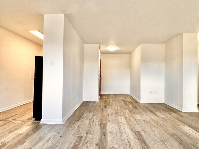 Building Photo - Gorgeous 2 BR/ 1 BA Condo w/ Beautiful Vie...