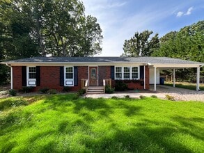 Building Photo - 706 Lakedale Rd