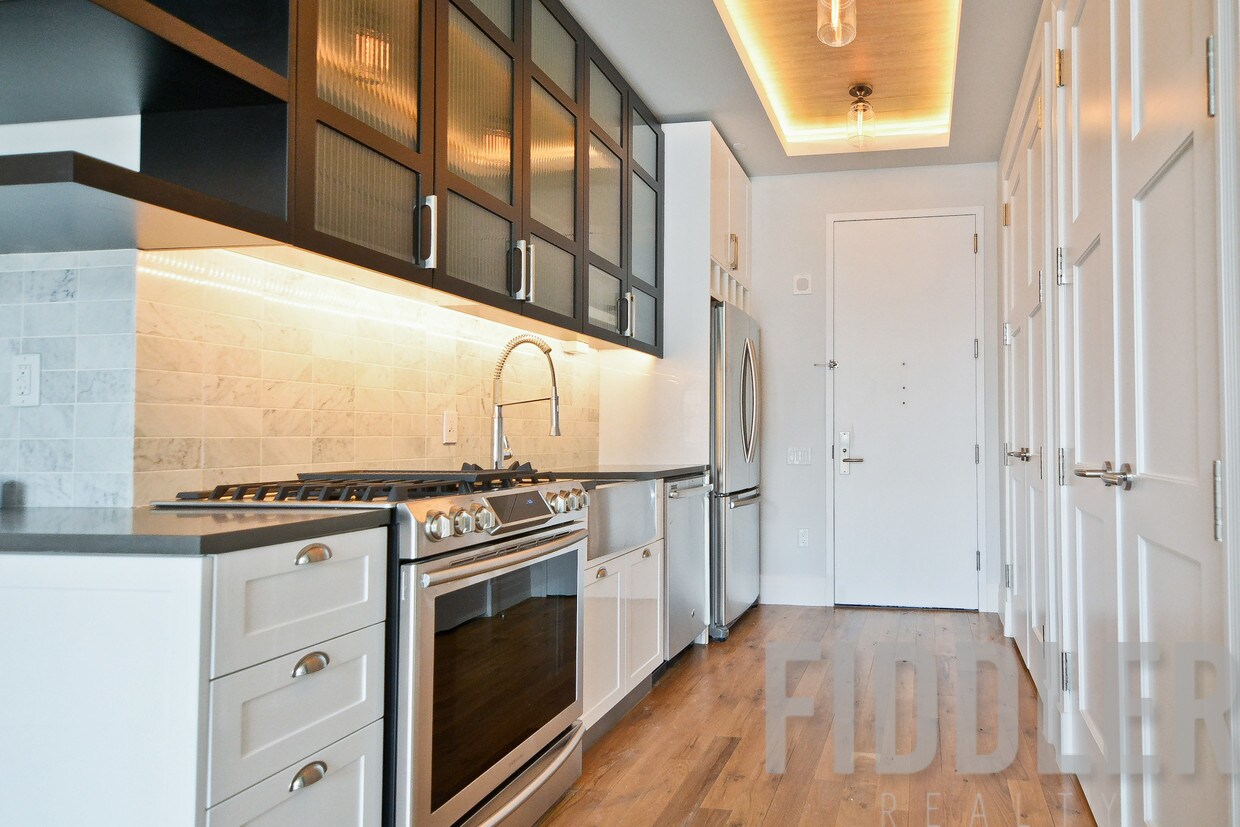 Primary Photo - 44-41 Purves St
