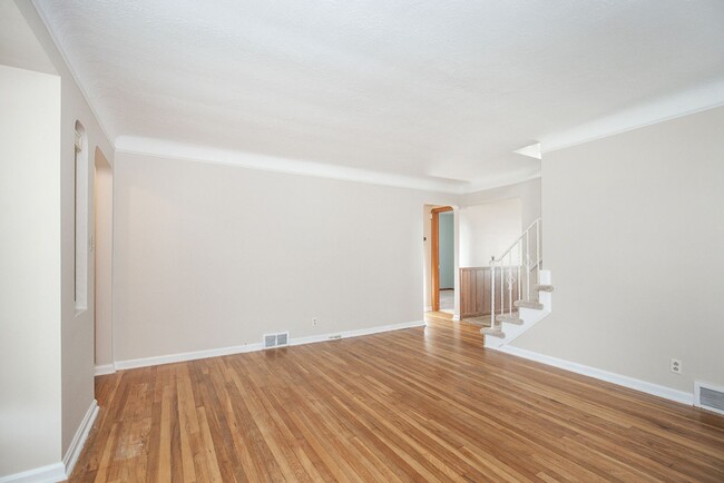 Building Photo - Charming 3 bedroom/2 bath House, Parma!