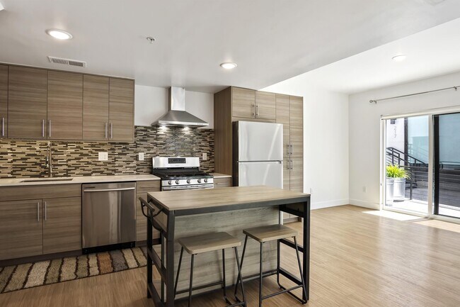 Building Photo - 877 S 200 W