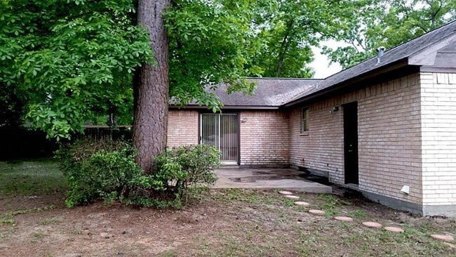 Building Photo - 240 N Forest Dr