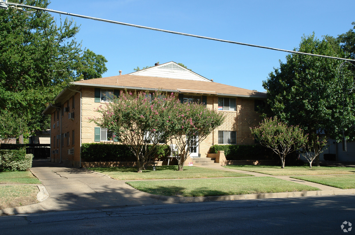 Primary Photo - Knoxwood Apartments