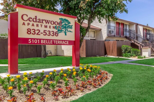 Foto del edificio - Cedarwood Apartments