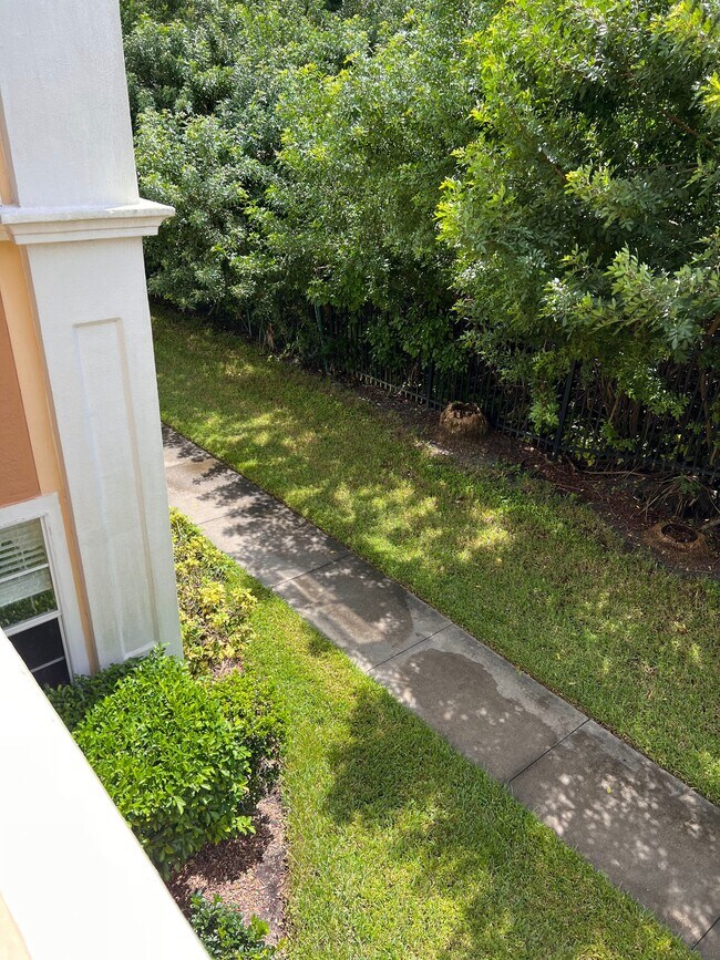Building Photo - 1010 Villagio Cir