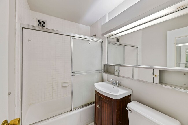 Building Photo - Spacious & Bright Studio at River Place East