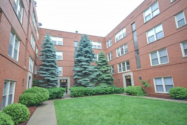 Primary Photo - 2413 W Farragut Ave