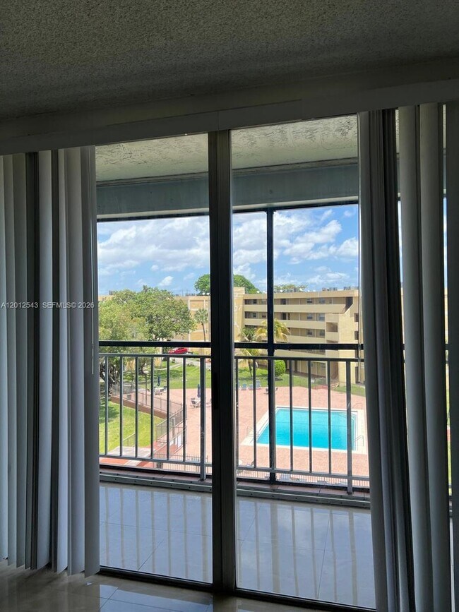 Foto del edificio - 9210 Fontainebleau Blvd