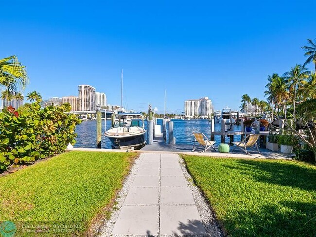 Building Photo - 325 Poinciana Dr