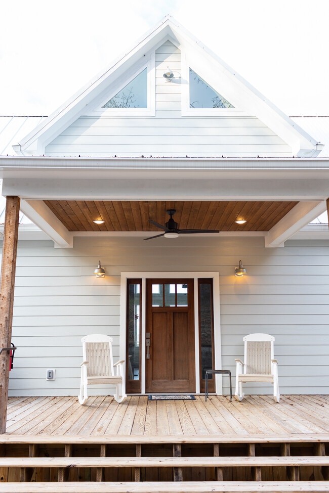 Building Photo - 210 Gail Dr