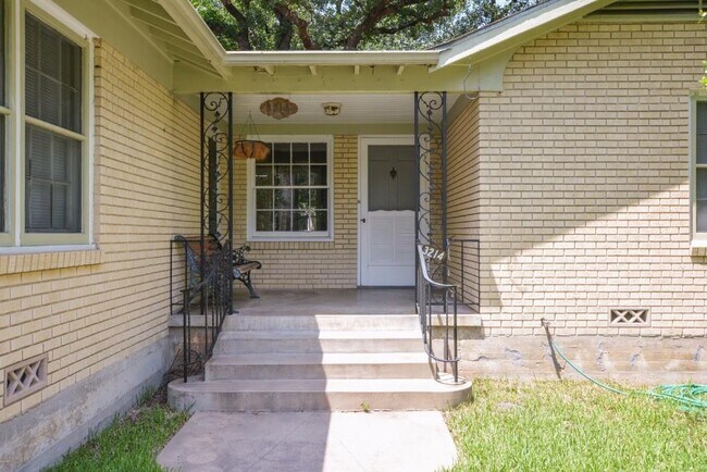 Building Photo - 3214 Bonnie Rd