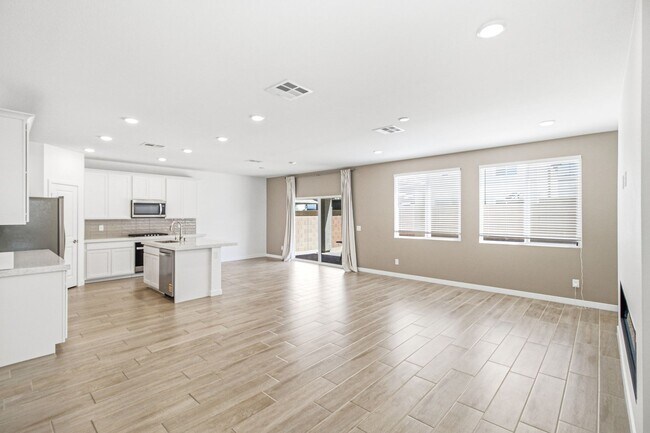 Foto del edificio - Spacious Southwest Las Vegas Home with Large Loft & Expansive Backyard