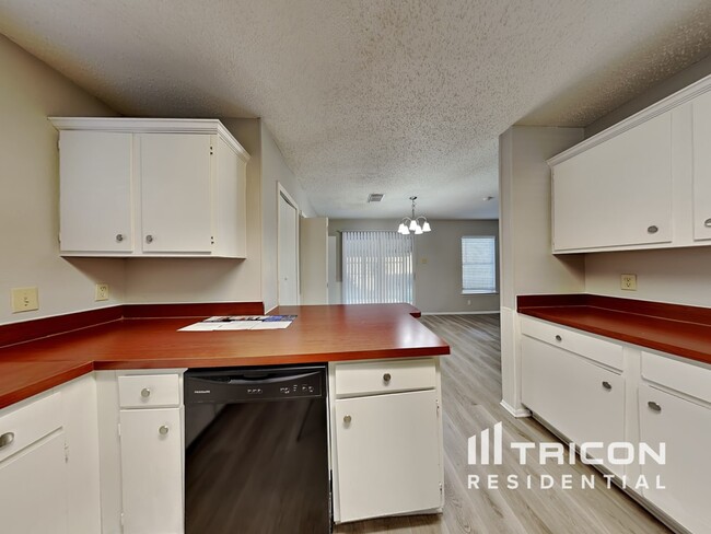 Foto del edificio - 8223 Sunshine Trail Dr